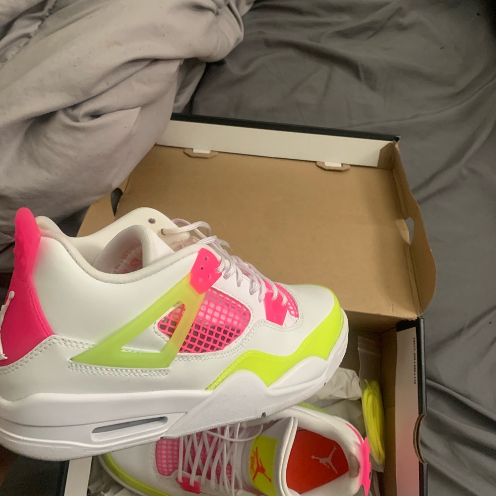 Woman’s air jordans 4 retro se
